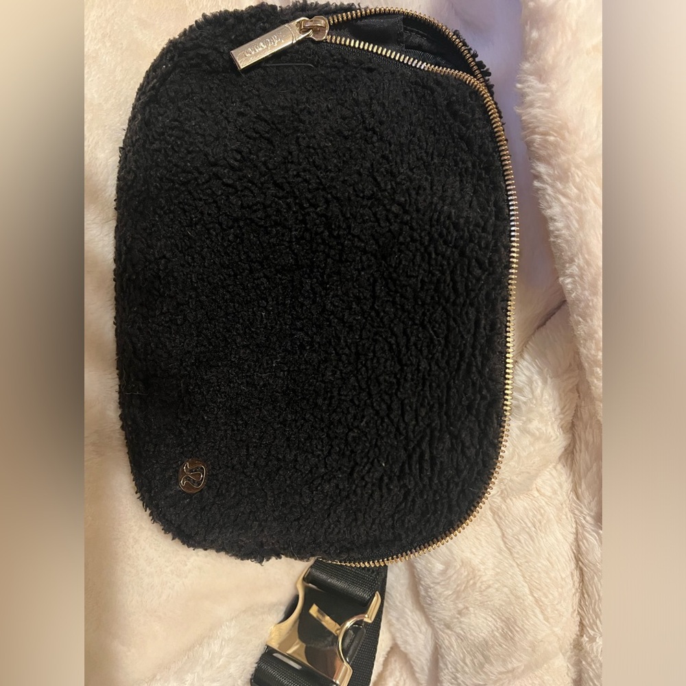 Lululemon fleece everywhere belt bag 2l